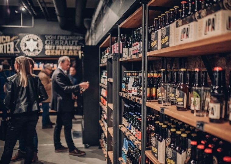 Im Biershop gibt es eine riesige Auswahl an Bieren, Gläsern und Textilien