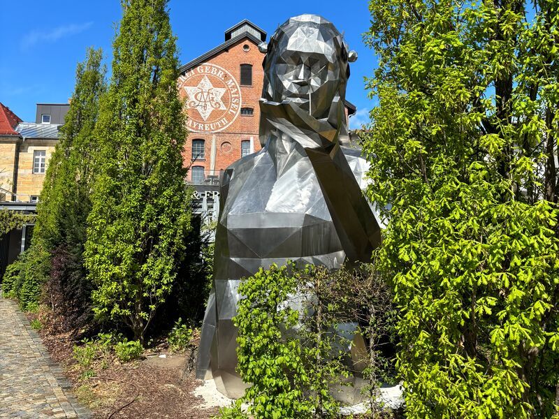 Skulptur "Mutter Erde" von David Mesguich auf dem Areal von Maisel & Friends in Bayreuth