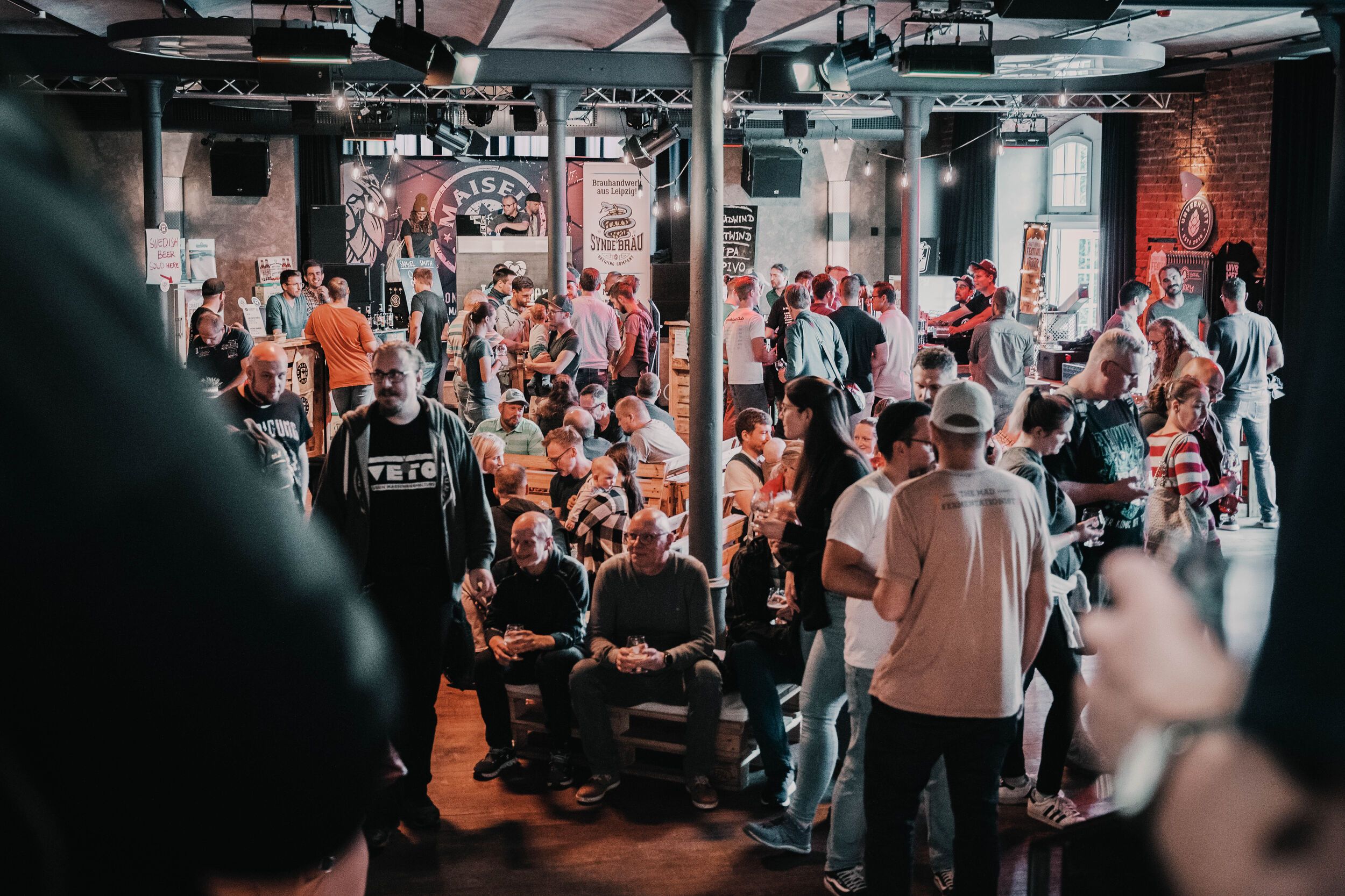 Viele Menschen im Innenbereich des Festivals