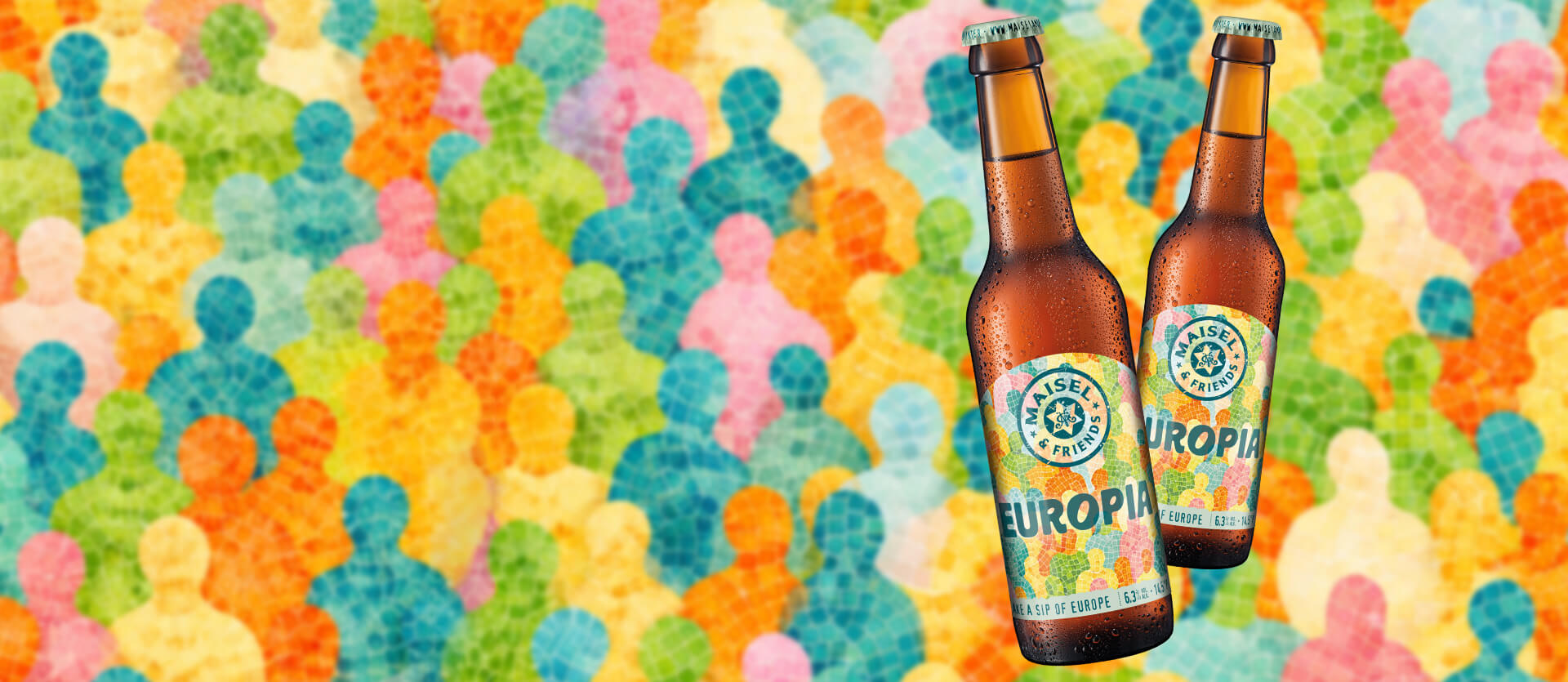 Zwei Flaschen Maisel & Friends Europia Bier vor einem bunten Mosaik aus Menschensilhouetten.