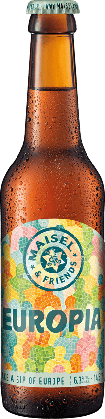 Eine beschlagene Flasche Maisel & Friends Europia Bier mit buntem Etikett auf schwarzem Grund.
