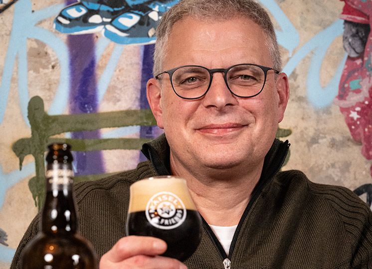 Marc Goebel trinkt ein Chocolate Bock