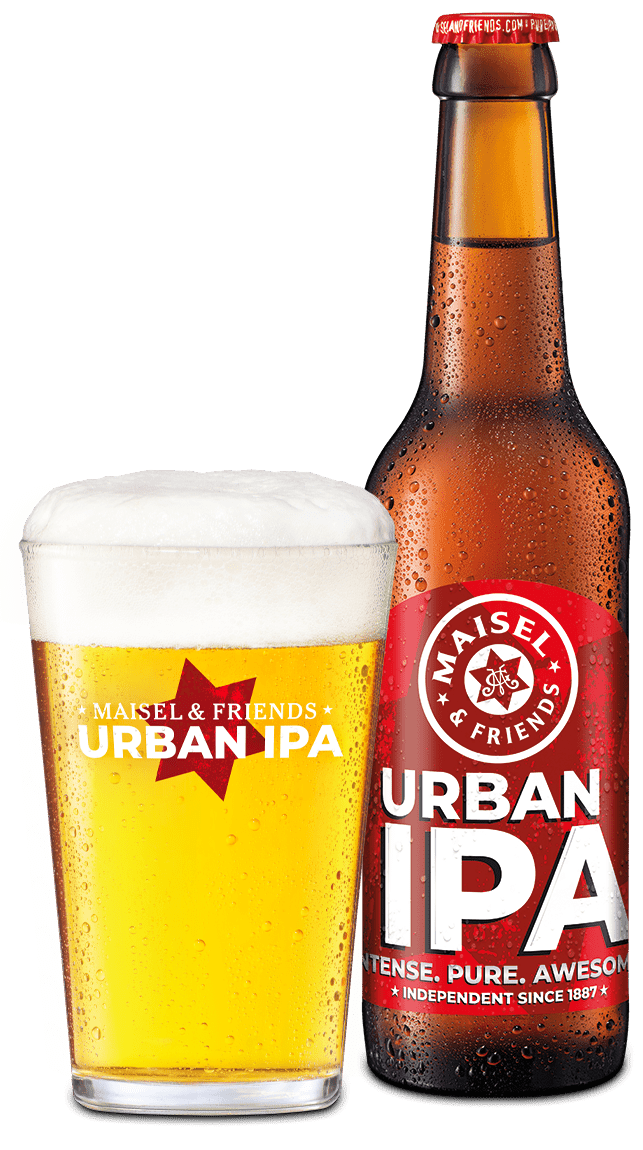 Ein Glas goldgelbes Urban IPA steht neben einer Flasche mit dem roten UrbanIPA Etikett