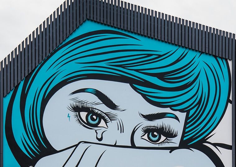 An der Aussenfassade des Liebesbier Urban Art Hotels findet sich ein riesiges Mural des Künstlers D*face.
