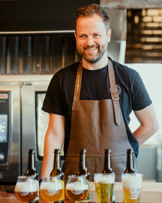 König, Michael König. Verkostet sein Bier geschwenkt, nicht gerührt.