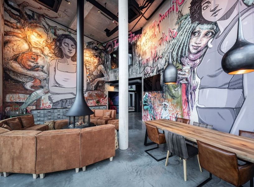 Die Lobby des Urban Art Hotel gibt den Gästen einen Voreschmack auf die einzigartigen Kunstwerke in den Fluren, Treppenhäusern und natürlich auch in den Zimmern.