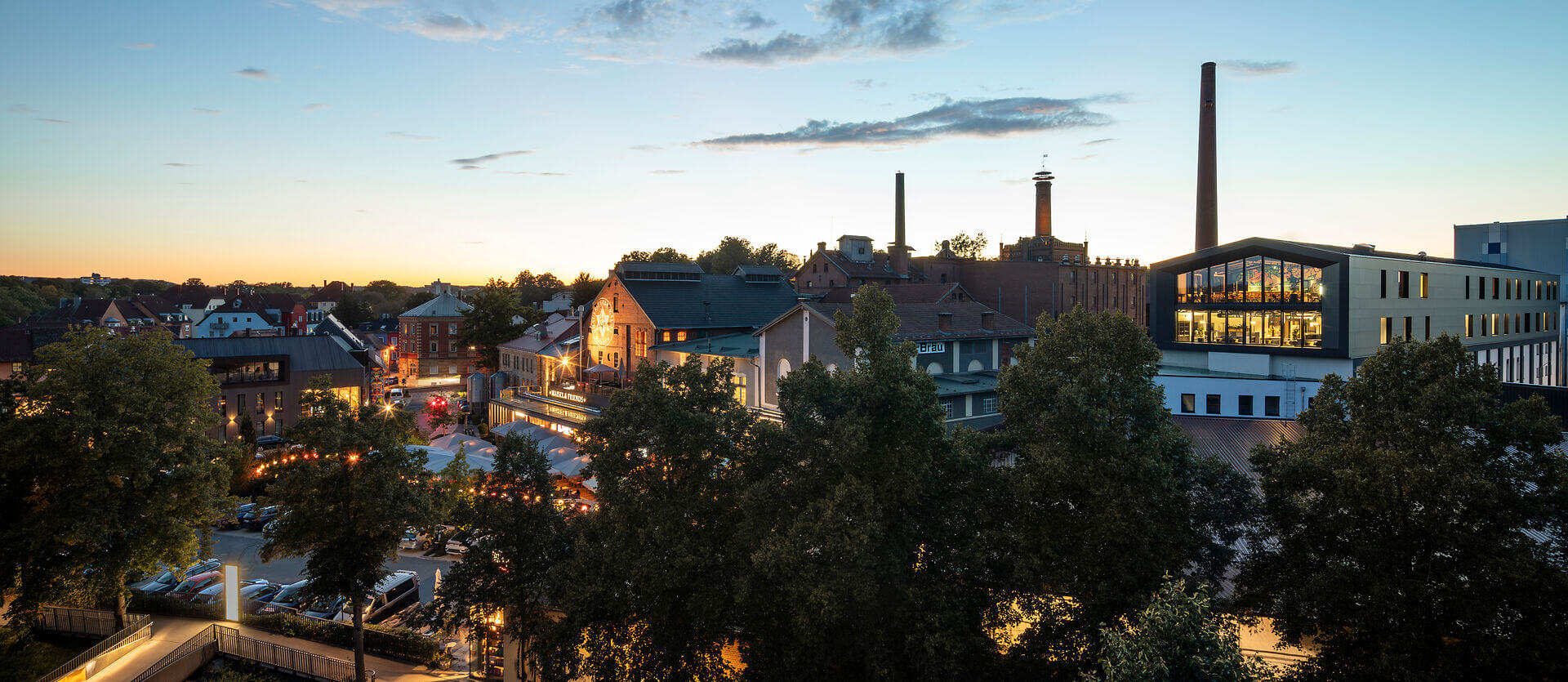 Das Gelände der Brauerei Maisel in Bayreuth im stimmungsvollen Abendlicht eines goldenen Sonnenuntergangs im Sommer.