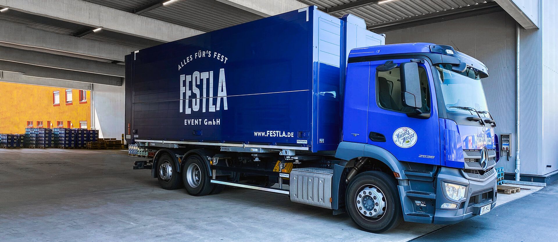 Ein LKW von Festla steht vor dem Firmengebäude in Bayreuth.