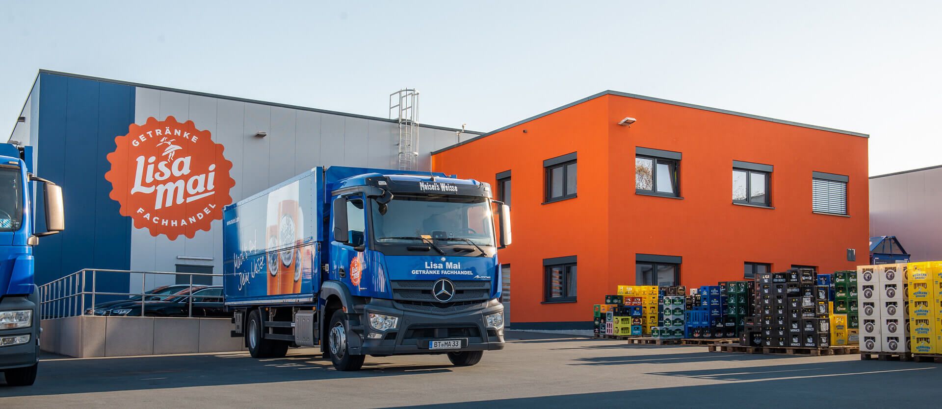 Ein LKW von Lisa Mai Getränkeachhandel steht vor dem Firmengebäude in Bayreuth.