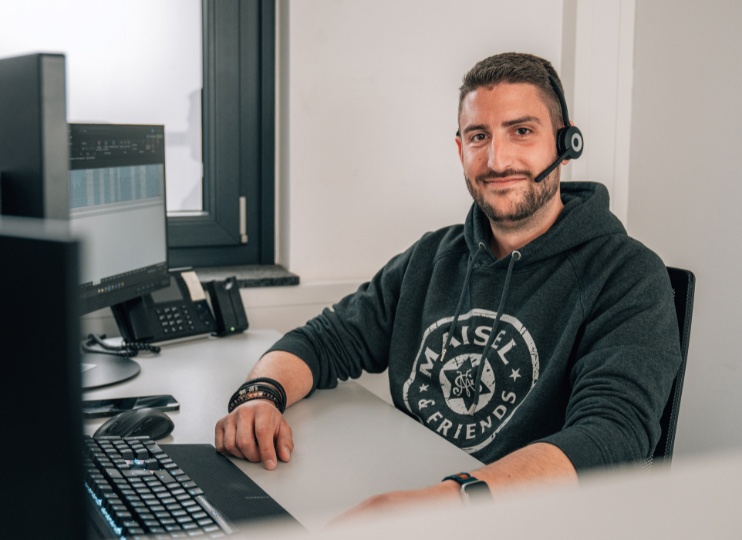 Auszubildender Industriekaufmann bei Maisel & Friends arbeitet am Computer und unterstützt das Team im Büro