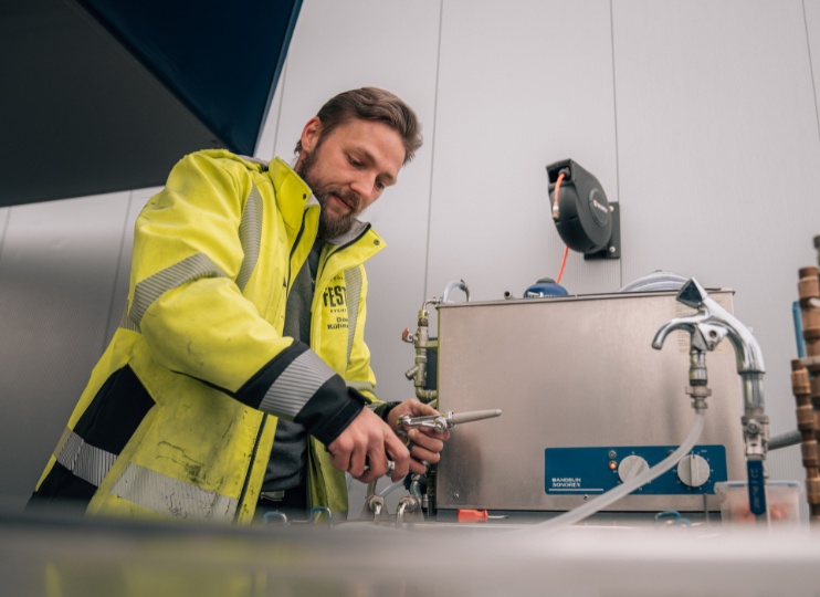 Auszubildender Industriemechaniker bei Maisel & Friends arbeitet an einer technischen Anlage in der Brauerei