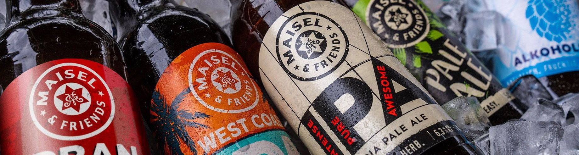 Bierflaschen von Maisel & Friends liegen in einer Eisbox