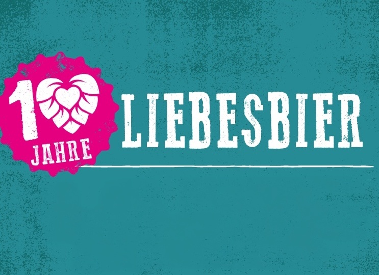Blauer Hintergrund mit pinkem Logo 10 Jahre Liebesbier