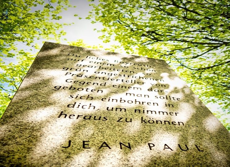 Gedenktafel mit Zitat von Jean Paul: Du liebes Bayreuth, auf einem so schön gearbeiteten, so grün angestrichenen Präsentierteller von Gegend einem dargeboten – man sollte sich einbohren in dich, um nimmer heraus zu können …
