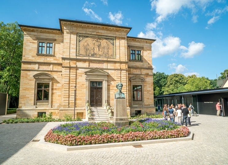 Vorplatz der Villa Wahnfried in Bayreuth mit Touristengruppe