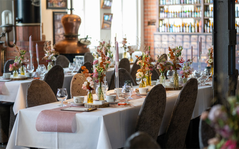 Festlich gedeckte Hochzeitstafel mit Blumen und Kerzen in stilvoller Location