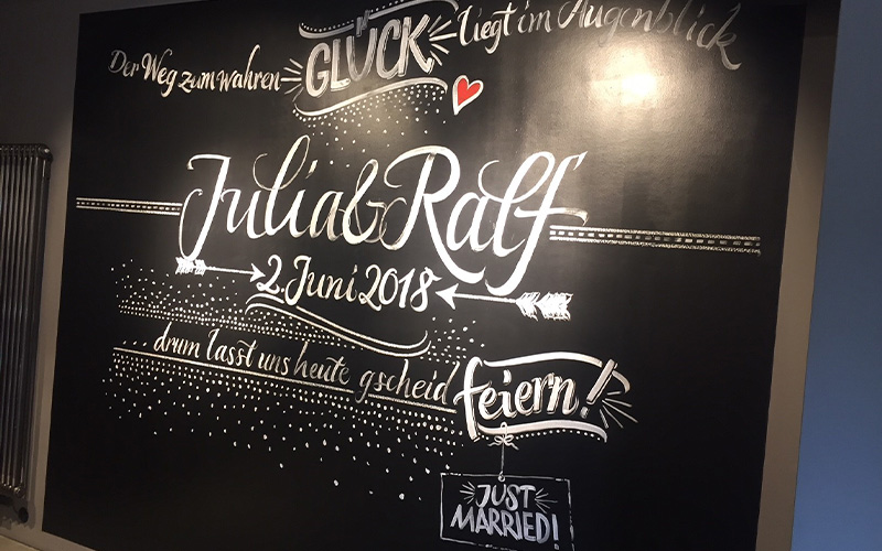 Tafel mit Hochzeitsbeschriftung „Julia & Ralf, 2. Juni 2018“