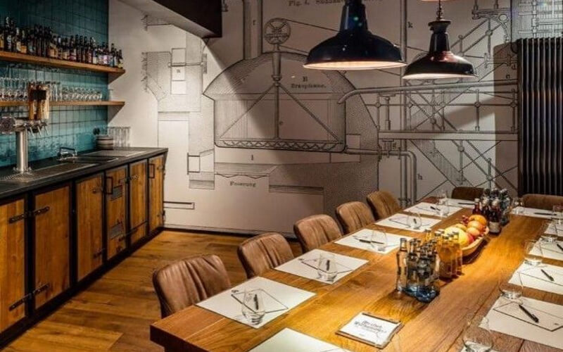 Seminarraum mit gedecktem Tisch, Barbereich und industriellem Wanddesign